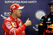 Vettel, de Ferrari, tras lograr la pole en Singapur-REUTERS / EDGAR SU