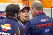 Marc Márquez habla, en el box de Mugello, con Santi Hernández, su técnico (a la izquierda), y Livio Suppo, uno de los jefes de la escudería-EMILIO PÉREZ DE ROZAS