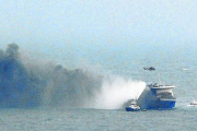 El 'Norman Atlantic', en llamas, durante el rescate.-Foto: REUTERS
