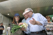 Juan Vicente Herrera se puso ayer el chaleco de ‘faena’ y aprendió a «plantar el plantón del puerro». El candidato del PP visitó primero Sepúlveda y, después, una fábrica de hortalizas en Gomezserracín, junto a la número uno a las Cortes, Silvia Clemente.-El Mundo