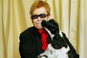 Elton John con su perro.-EL PERIÓDICO