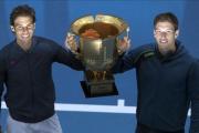 Rafael Nadal y Pablo Carreño posan con el trofeo del Abierto de China.-AP / NG HAN GUAN