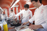 Samantha Vallejo-Nágera,  Jordi Cruz y Pepe Rodríguez Rey,  jurado de 'Masterchef', en un momento de 'Cocineros al volante'.-