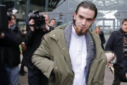 Michael Delefortrie, uno de los condenados en el macrojuicio contra la organización Sharia4Belgium, abandona el tribunal, este miércoles en Amberes.-Foto: REUTERS / FRANÇOIS LENOIR