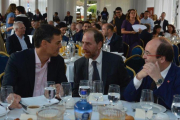 Pedro Sánchez, Enric Hernàndez y Miquel Iceta, durante el desayuno de Primera Plana.-FERRAN SENDRA