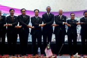 Obama, en el centro, con otros dirigentes asiáticos  en la cumbre de la ASEAN en Kuala Lumpur.-REUTERS/ JONATHAN ERNST / REUTERS