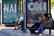 Imagen de una parada de autobús en Atenas en la que hay pancartas pidiendo el 'sí' y el 'no' en el referéndum de Grecia.-Foto: REUTERS