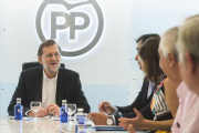 El presidente del PP, Mariano Rajoy, con miembros de su comité de dirección durante la reunión que mantuvieron este miércoles-EFE