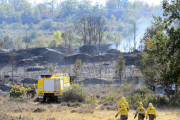 Los bomberos intervienen en las labores de extinción del incendio en las proximidades de Oteruelos. / ÁLVARO MARTÍNEZ-