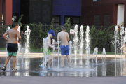 Niños refrescándose en el Centro Cívico Bécquer.-VALENTÍN GUISANDE