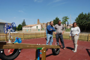 El presidente de la Diputación y la vicepresidenta visitando obras en un área infantil, realizadas a través de Planes-D.S.