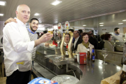 José Luis posa junto a algunos de sus parroquianos más fieles.-DIPUTACIÓN