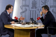 El presidente del Gobierno en funciones, Mariano Rajoy, durante la entrevista que ha concedido este lunes a RNE.-EFE / DIEGO CRESPO