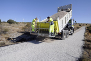 Trabajadores arreglando un tramo de carretera provincial.-A. M.