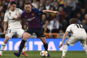 Rakitic disputa el balón en el clásico de Copa del Rey.-EL PERIÓDICO