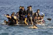 Refugiados de Afganistan ante las costas de Lesbos en una lancha a la deriva.-YANNIS BEHRAKIS / REUTERS