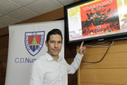 Javier del Pino, responsable del marketing del Numancia presentaba ayer la campaña de abonos del club para la próxima temporada.-Luis Ángel Tejedor