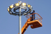Un trabajador arreglando una farola en una imagen de archivo.-ICAL