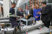 La consejera de Economía y Hacienda, Pilar del Olmo (2D) , junto al director de SNOP, Javier Artacho (D); en su visita a esta empresa ubicada en el Parque de Proveedores de Renault en Villamuriel de Cerrato (Palencia).-ICAL