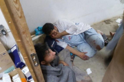 Dos trabajadores de Médicos sin Fronteras heridos el pasado 3 de octubre cerca del hospital que fue atacado.-AP / AP