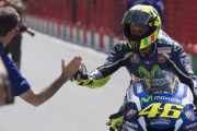 Valentino Rossi es felicitado por Lin Jarvis, jefe de Yamaha, tras conseguir la 'pole position' en Mugello con la ayuda de Maverick Viñales.-MIRCO LAZZARI