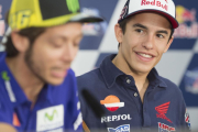 Marc Márquez mira y sonríe ante las palabras de Valentino Rossi.-MIRCO LAZZARI