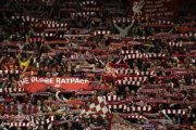 The Kop entona el 'You'll never walk alone'.-JORDI COTRINA