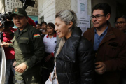Gabriela Zapata, exnovia de Evo Morales, a la salida de una comisaría de policía en La Paz.-AP / JUAN KARITA