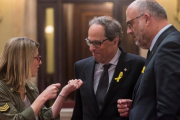 Quim Torra conversa con Elsa Artadi y Eduard Pujol, este viernes en el Parlament-/ EFE/QUIQUE GARCÍA