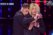 Vídeo en el que se aprecia como el bailarín toca por todo el cuerpo a la cantante que disgustada intenta proseguir con la canción mientras le aparta-YOUTUBE