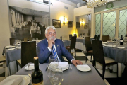 En la imagen, el hostelero Lucio Pastor en el comedor del nuevo establecimiento Casa Lucio reconvertido en gastrobar.-MANUEL BRÁGIMO