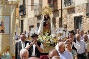 La procesión discurre por las calles del pueblo. /  DIEGO MAYOR-