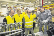 Un trabajador de la planta de Schindler con Marta Gastón, Javier Lambán y Ramón Tejedor, ayer-CHUS MARCHADOR