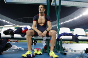 Lavillenie intenta digerir la derrota en el Estadio Olímpico de Río.-EFE / DIEGO AZUBEL