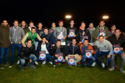 Los jugadores rojillos con el álbum que desde ayer está a la venta.-ÁLVARO MARTÍNEZ