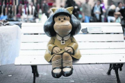 Una muñeca de Mafalda en un banco de Buenos Aires, en la Argentina natal de Quino, su creador.-EFE / DAVID FERNÁNDEZ