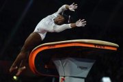 Simone Biles en el concurso del salto de potro en la final individual del Mundial-LIONEL BONAVENTURE (AFP)