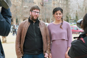 El eurodiputado Miguel Urbán y la coordinadora de Podemos en Andalucía, Teresa Rodríguez, posan antes de presentar en Zaragoza la propuesta 'Podemos en movimiento',-EFE
