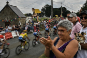 Los espectadores saludan el paso del Tour, durante la séptima etapa de la ronda francesa 2018.-/ MARCO BERTORELLO