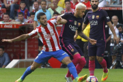 Víctor y Neymar pugnan por un balón.-EFE / ALBERTO MORANTE