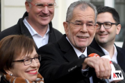 Van der Bellen, después de votar, en Viena.-AFP / ROLAND SCHLAGER