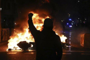 Disturbios en el centro de Barcelona, el martes por la noche.-AP / EMILIO MORENATTI