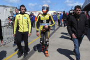 Àlex Rins, acompañado de su padre Rafa, camina hacia su box tras caerse en Australia.-EMILIO PÉREZ DE ROZAS / Enviado especial
