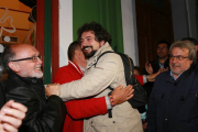 El candidato de IU a la Junta, José Sarrión, recibe felicitaciones tras el escrutinio de los votos en las elecciones autonómicas y municipales 2015-Ical
