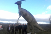 Pardo y Casado junto a alcaldes de la zona junto al dinosaurio de Garray.-DIPUTACIÓN