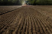 Un agricultor salmantino realiza varias labores agrarias en plena sementera, en una parcela cercana a la capital.-ENRIQUE CARRASCAL