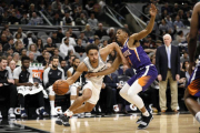 Bryn Forbes hizo doble-doble de 24 puntos y 11 rebotes.-EFE