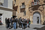 Una visita guiada para turistas en la plaza de San Clemente.-Mario Tejedor