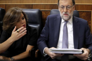 El presidente Mariano Rajoy junto a su número dos, Soraya Sáenz de Santamaría, en la sesión de investidura-JOSE LUIS ROCA