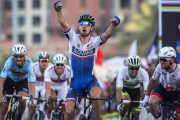 Peter Sagan se impone a Mark Cavendish y Tom Boonen en el esprint que decidió el Mundial de Catar.-EFE / OLIVER WEIKEN